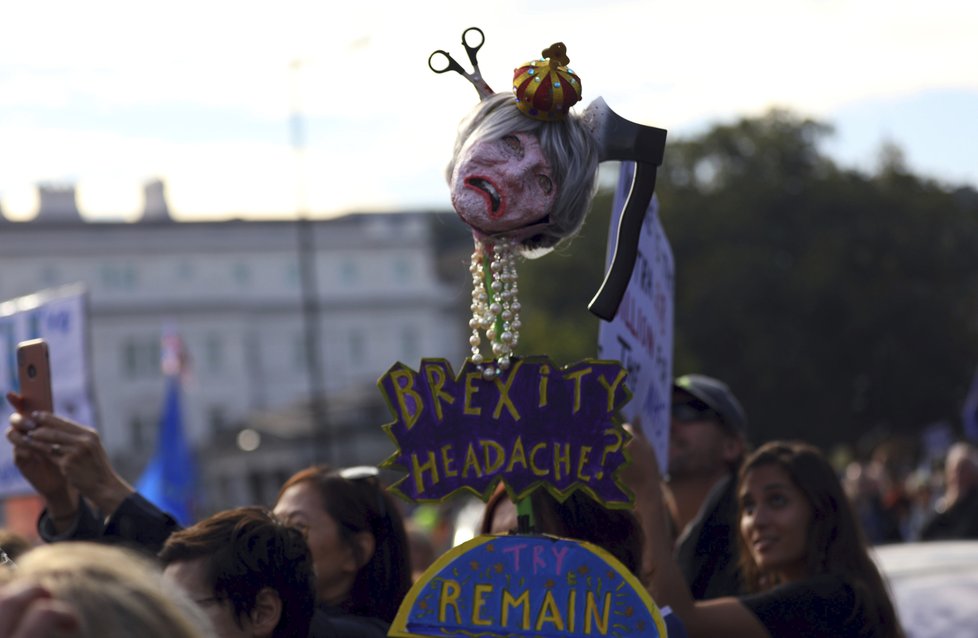 V Londýně lidé protestují za nové referendum o brexitu