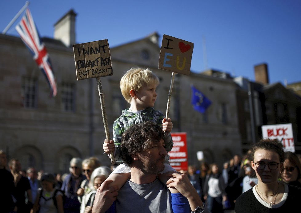 V Londýně lidé protestují za nové referendum o Brexitu