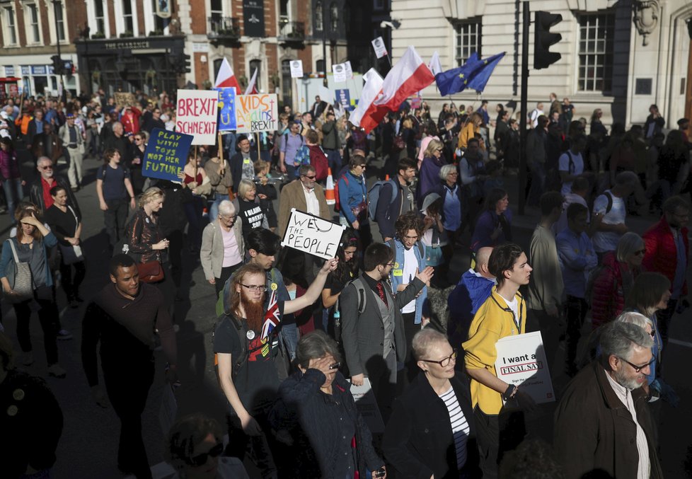 V Londýně lidé protestují za nové referendum o Brexitu.