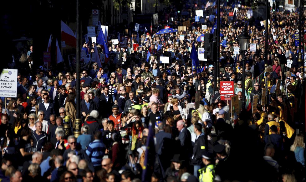 V Londýně lidé protestují za nové referendum o brexitu