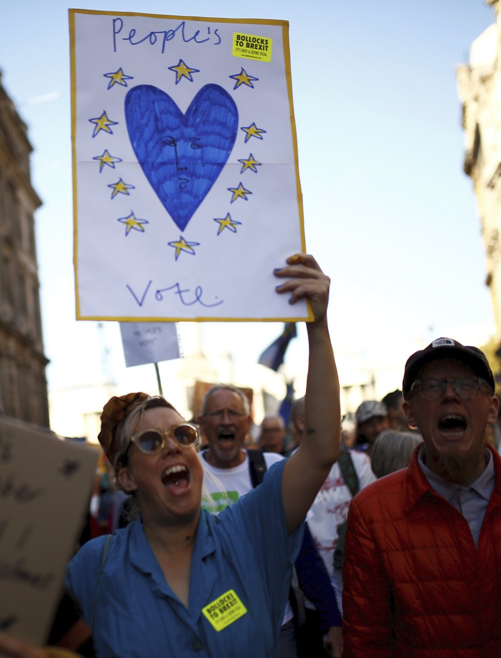 V Londýně lidé protestují za nové referendum o Brexitu.