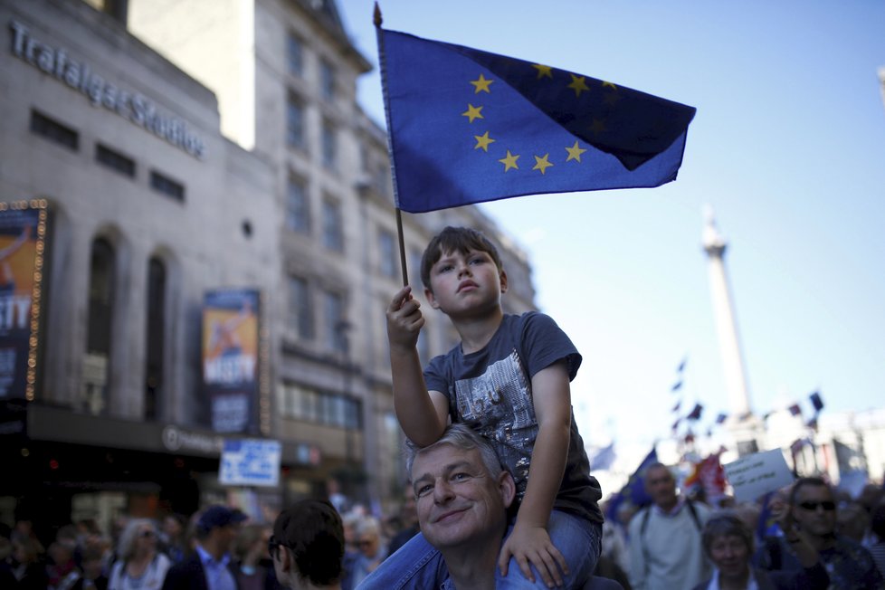 V Londýně lidé protestují za nové referendum o brexitu.