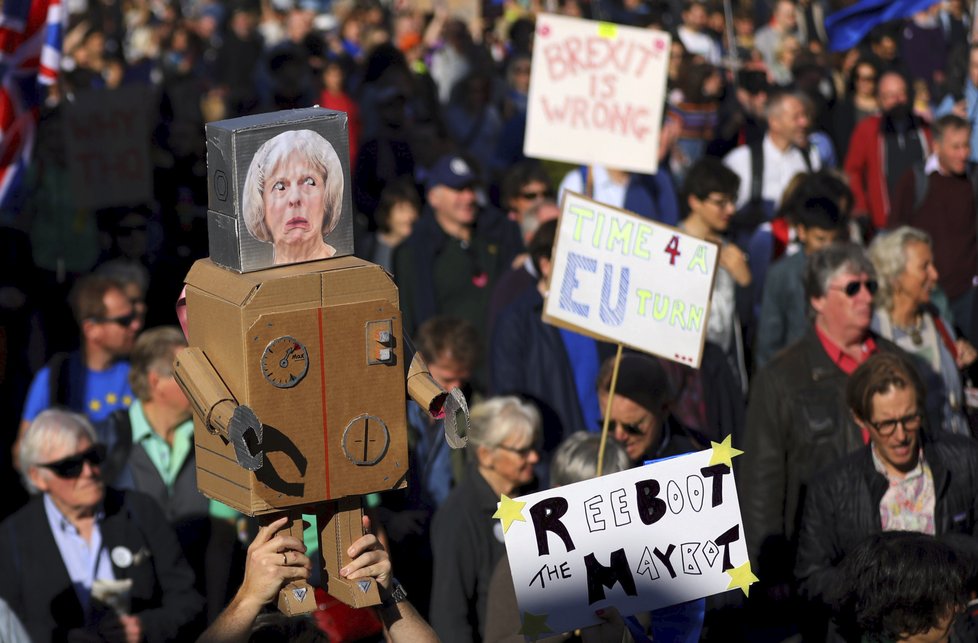 V Londýně lidé protestují za nové referendum o Brexitu.