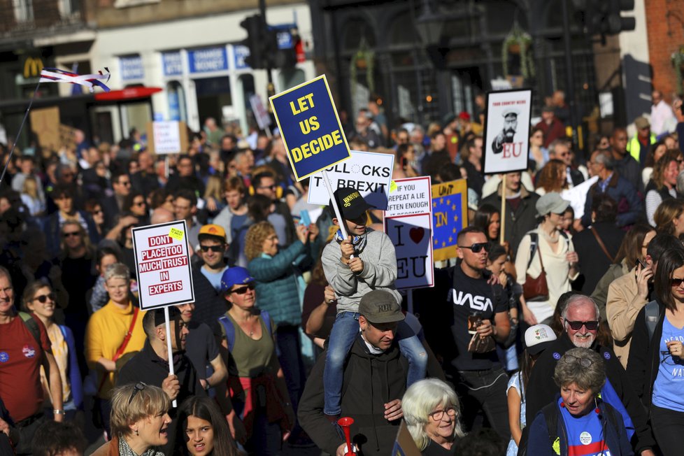 V Londýně lidé protestují za nové referendum o Brexitu.