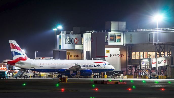 Provoz na londýnském letišti Gatwick byl v noci na čtvrtek přerušen kvůli dronům