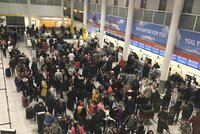 Chaos, zoufalí cestující a zrušené lety: Drony přerušily provoz letiště v Londýně