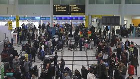 Provoz na londýnském letišti Gatwick přerušily ilegální přelety dronů. Na svůj let zde čekají desítky tisíc lidí (20.12.2018).