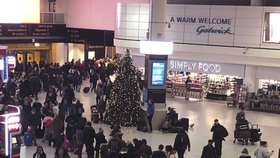 Letiště Gatwick přerušilo provoz kvůli neznámým dronům