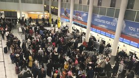 Letiště Gatwick přerušilo provoz kvůli neznámým dronům