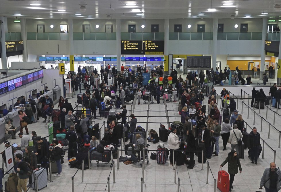 Provoz na londýnském letišti Gatwick přerušily ilegální přelety dronů. Na svůj let zde čekají desítky tisíc lidí (20.12.2018).