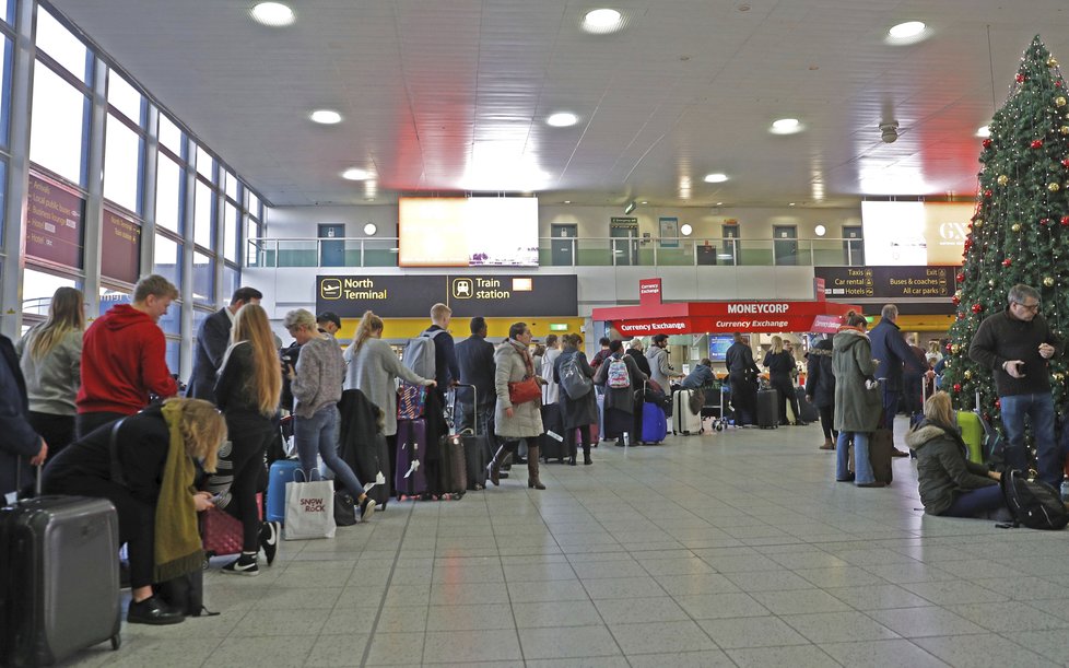 Provoz na londýnském letišti Gatwick přerušily ilegální přelety dronů. Na svůj let zde čekají desítky tisíc lidí (20.12.2018).