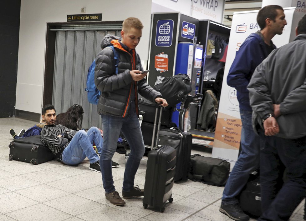 Provoz na londýnském letišti Gatwick přerušily ilegální přelety dronů. Na svůj let zde čekají desítky tisíc lidí (20.12.2018).