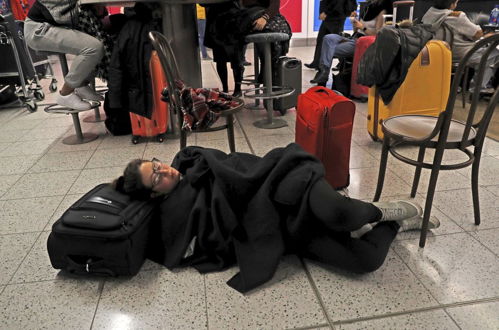 Letiště Gatwick přerušilo provoz kvůli neznámým dronům (20.12.2018).