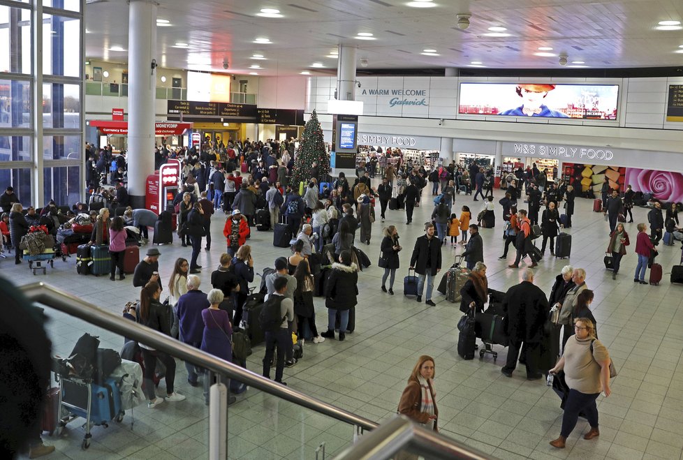 Letiště Gatwick přerušilo provoz kvůli neznámým dronům (20.12.2018).