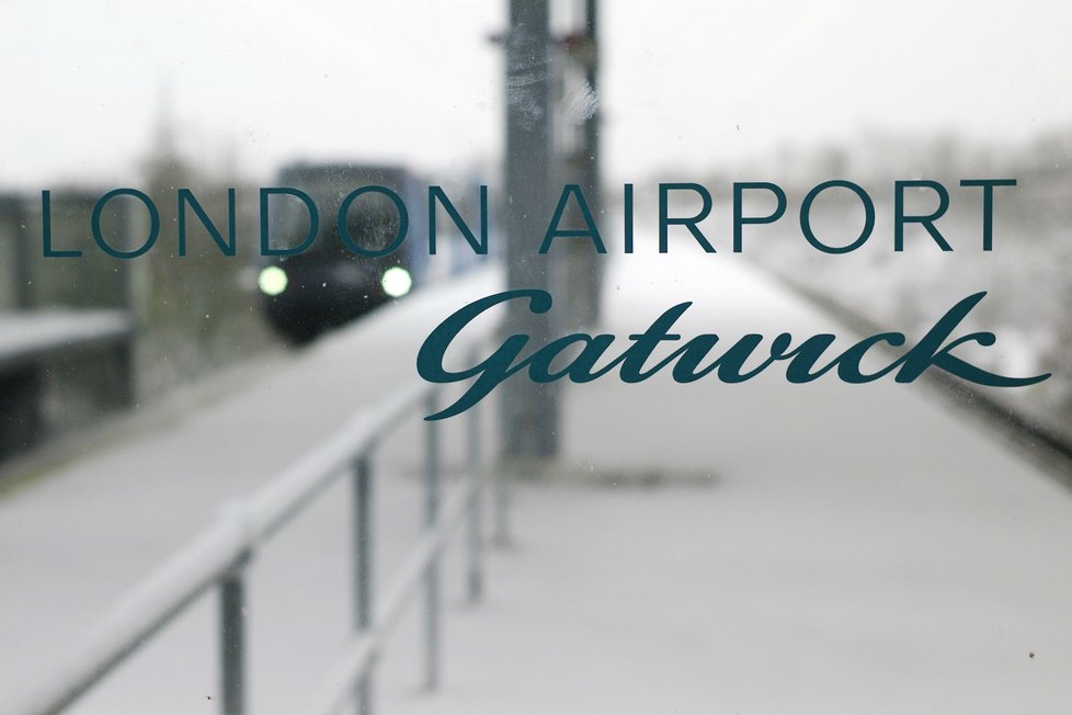 Letiště Gatwick přerušilo provoz kvůli neznámým dronům (20.12.2018).