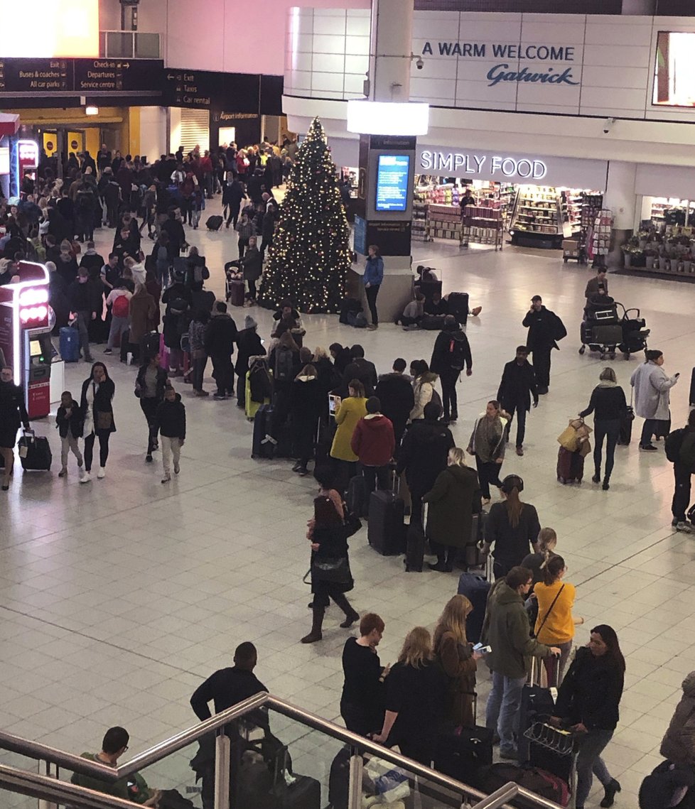 Provoz na londýnském letišti Gatwick přerušily ilegální přelety dronů. Na svůj let zde čekají desítky tisíc lidí (20.12.2018).