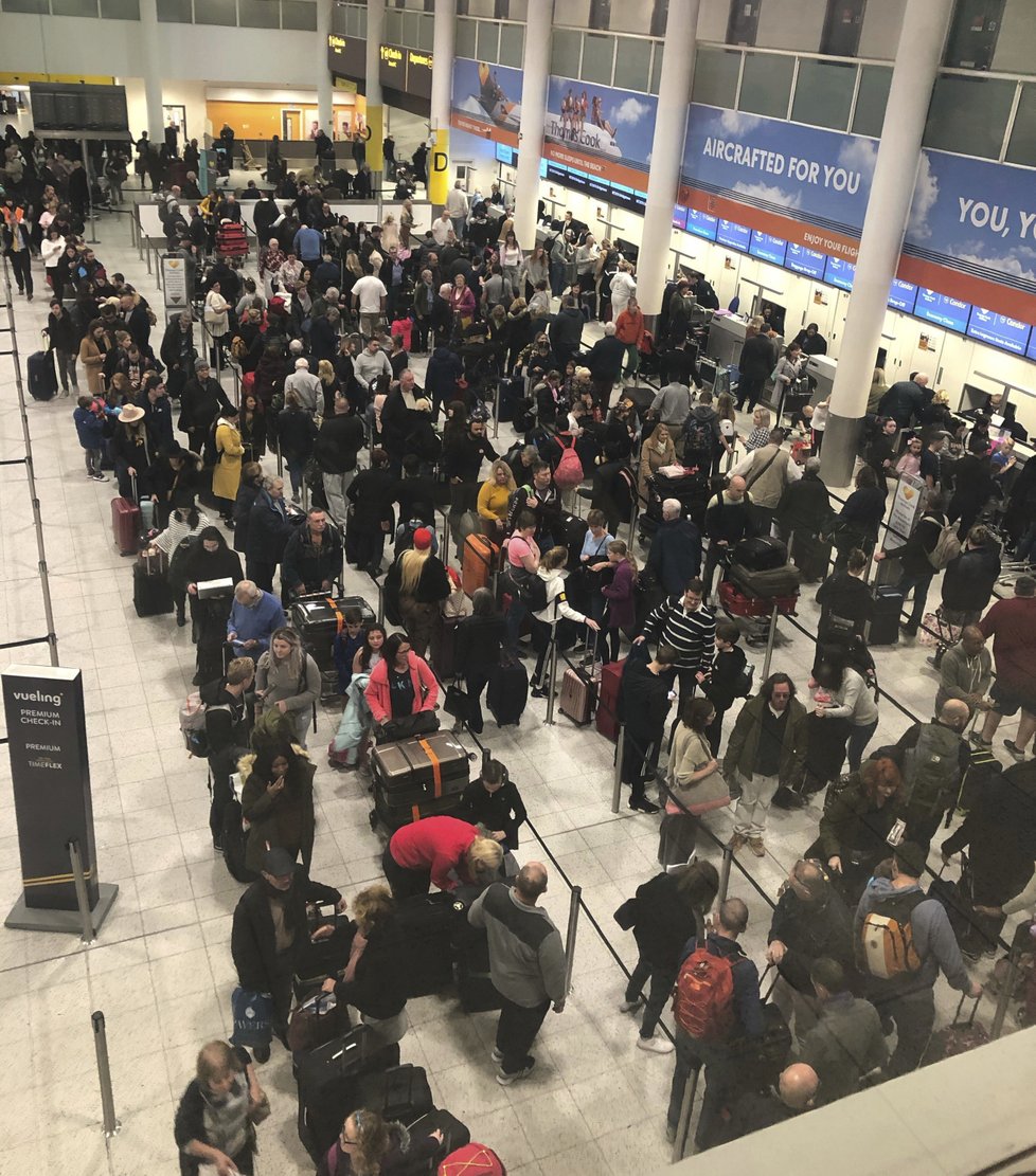 Letiště Gatwick přerušilo provoz kvůli neznámým dronům (20.12.2018).