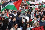 Desítky tisíc propalestinských demonstrantů dnes prošly centrem Londýna. (9. 12. 2023)