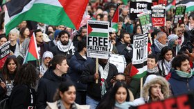 Desítky tisíc propalestinských demonstrantů dnes prošly centrem Londýna. (9. 12. 2023)