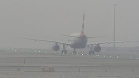 Na londýnském letišti Heathrow zrušili kvůli mlze 100 letů.