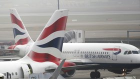 Na londýnském letišti Heathrow zrušili kvůli mlze 100 letů.