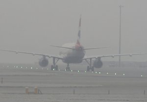 Mlha na letišti (ilustrační)