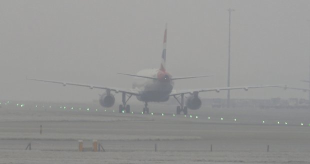 Cestovatelé, pozor: Londýn pohltila mlha, letiště ruší spoje