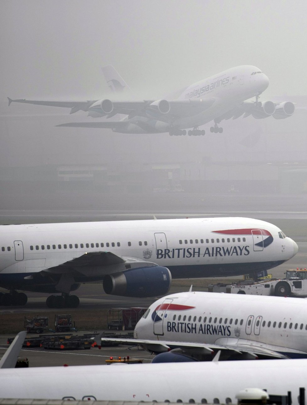 Na londýnském letišti Heathrow zrušili kvůli mlze 100 letů.