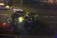Panika v Londýně! Auto smetlo tři lidi, řidič a spolujezdec měli nože