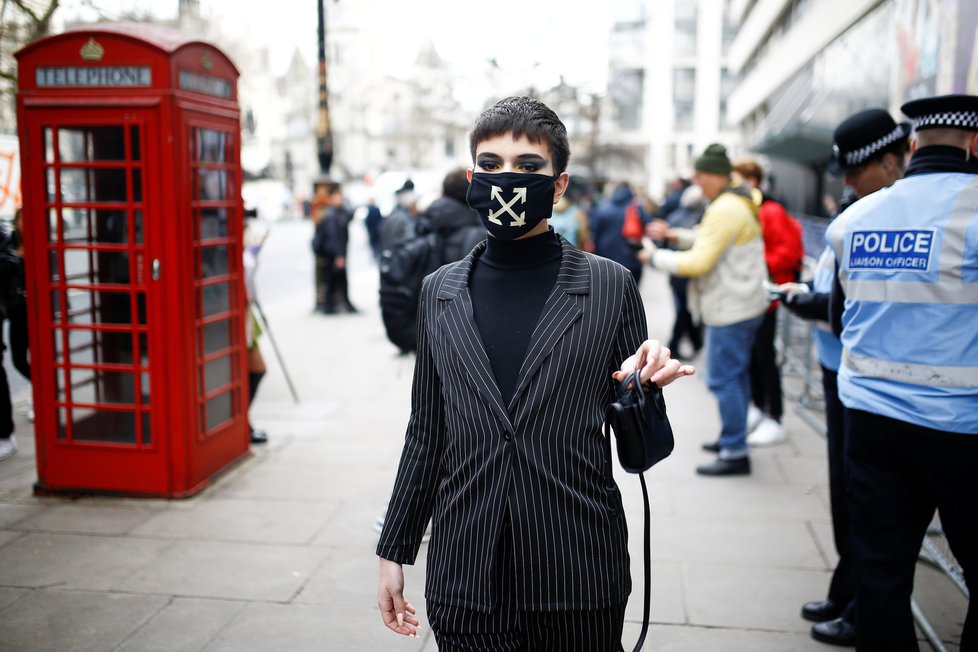 Koronavirus poznamenal i módní přehlídky v Londýně