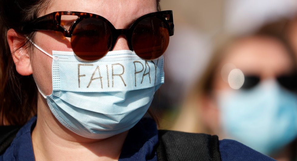 Demonstranti a mezi nimi zejména zdravotníci protestují za zvýšení platů v Londýně. (30. 7. 2020)