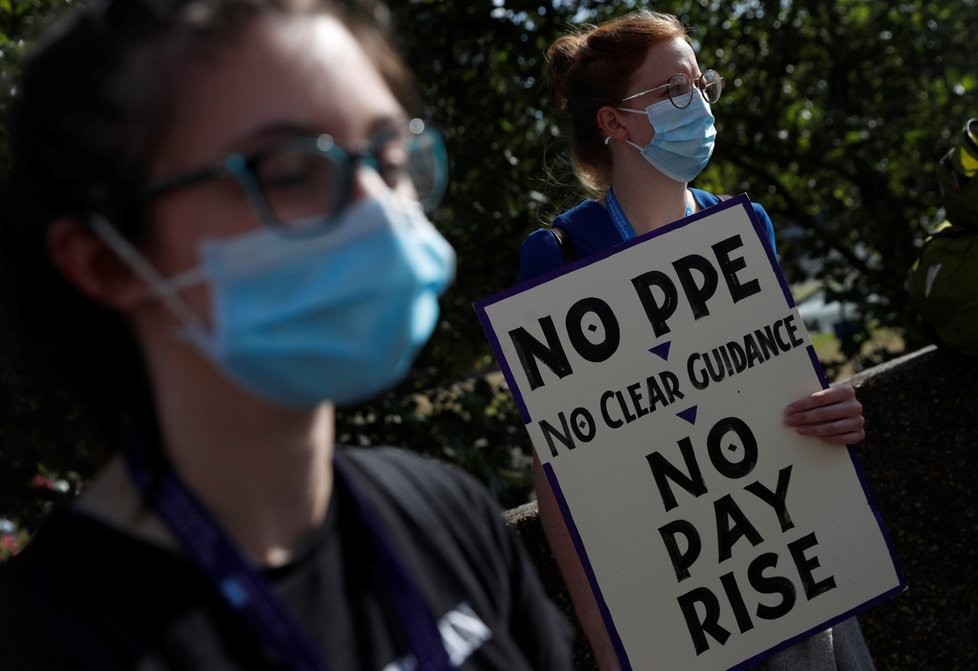 Demonstranti a mezi nimi zejména zdravotníci protestují za zvýšení platů v Londýně. (30. 7. 2020)
