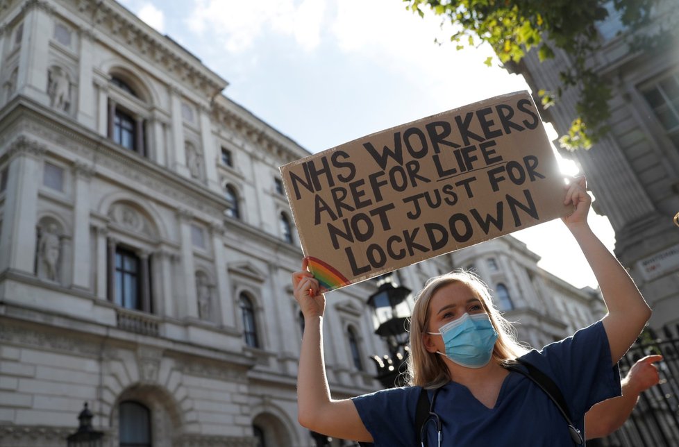 Demonstranti a mezi nimi zejména zdravotníci protestují za zvýšení platů v Londýně. (30. 7. 2020)