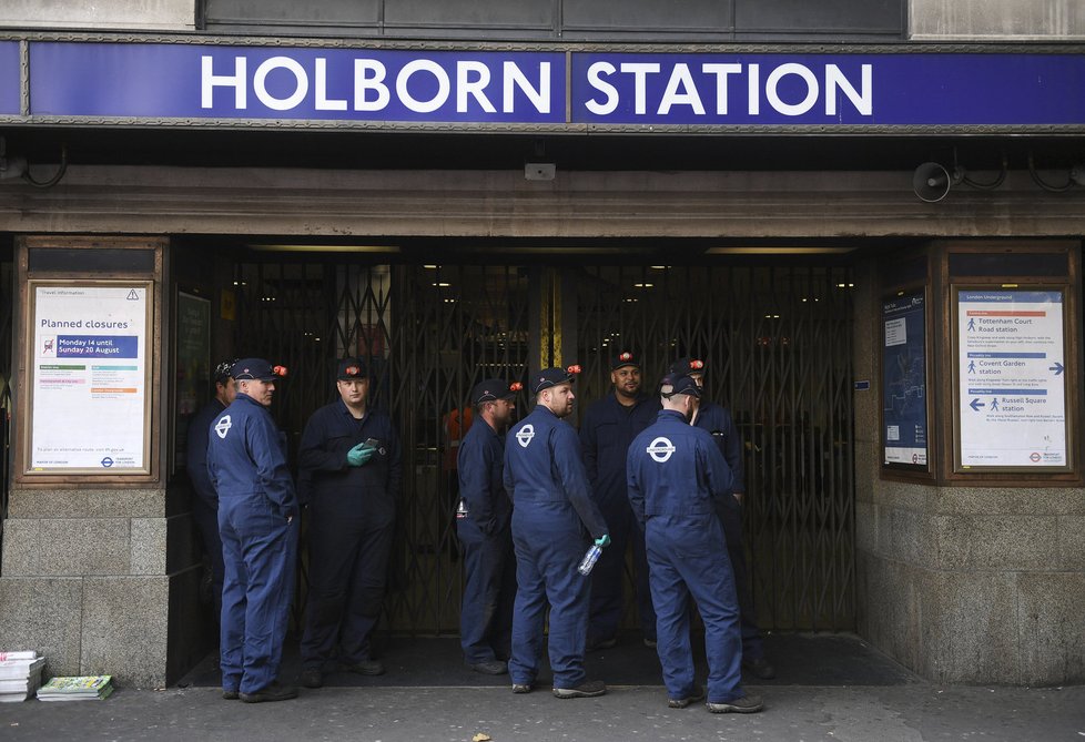 Londýnskou stanici metra Holborn zaplnil kouř.