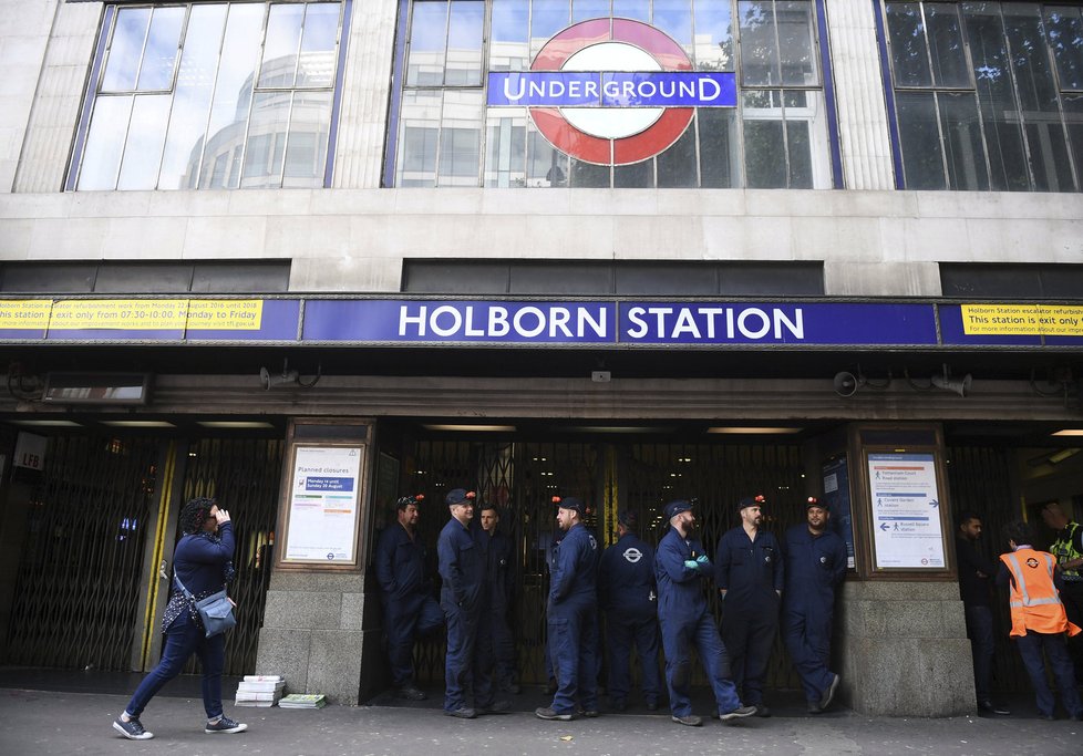 Londýnskou stanici metra Holborn zaplnil kouř.