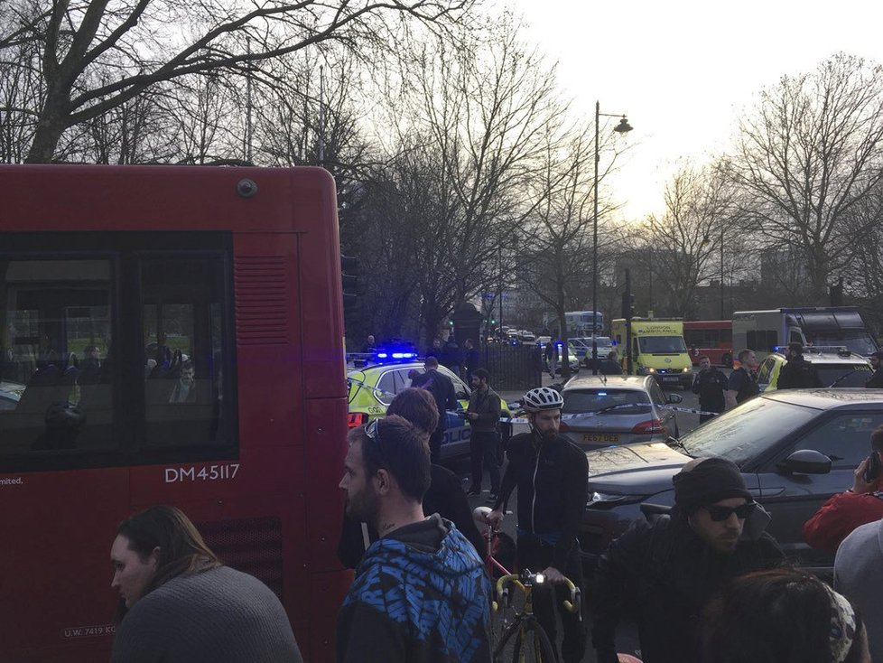 Zvýšená kriminalita v Londýně, během jednoho týdne zahynulo 5 lidí, 7 lidí bylo pobodáno nebo postřeleno. Trestné činy podle policie spolu nesouvisí a mají různé pachatele.