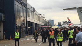 V Londýně bylo po poplachu dočasně evakuováno a uzavřeno letiště.