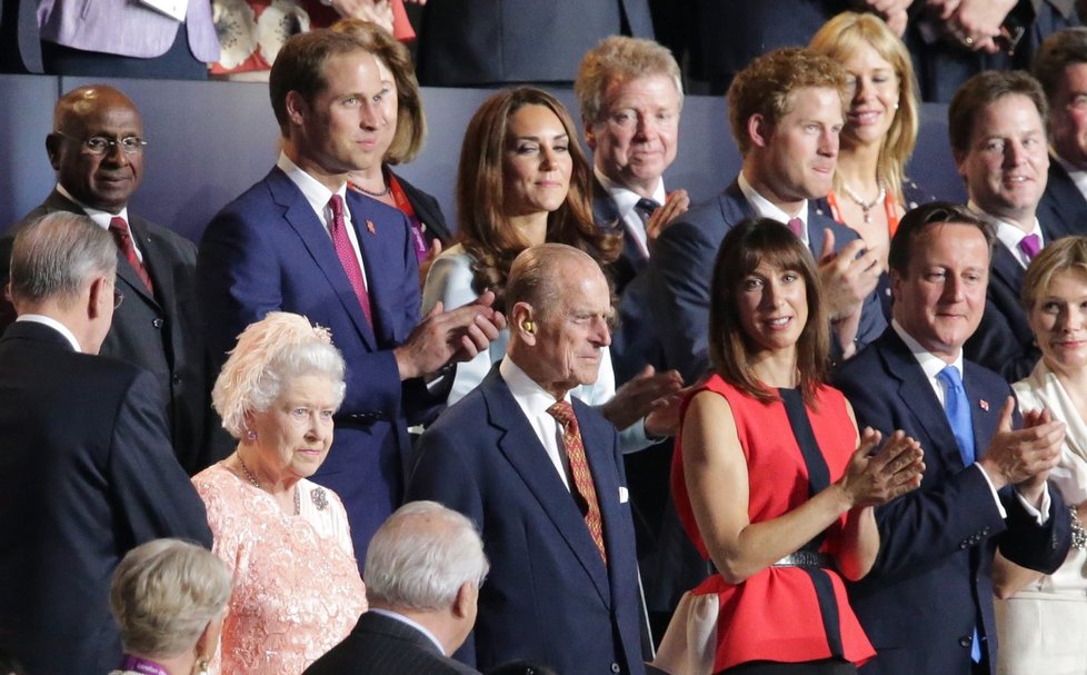 Pohled do čestné lóže: V popředí v růžovém britská královna Alžběta