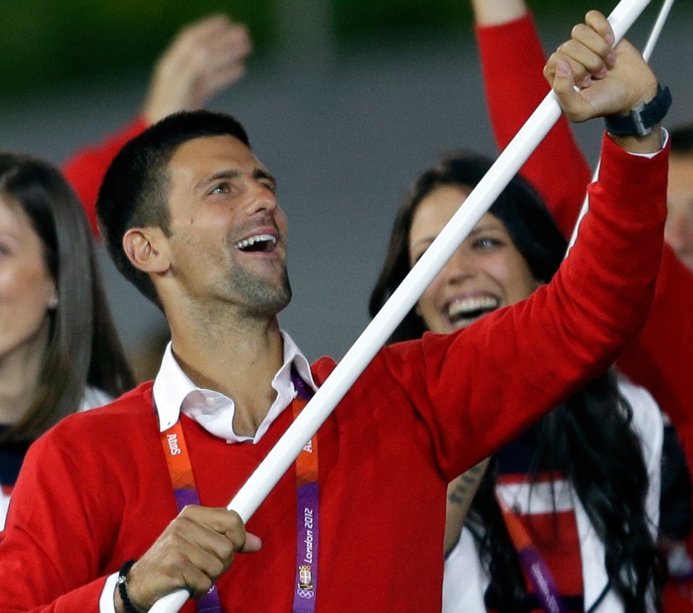 Tenista Novak Djokovič hrdě nese srbskou zástavu