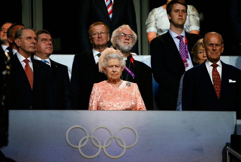 Královna při ceremoniálu sehrála povedené divadýlko: Na stadion ji podle videa doprovázel James Bond