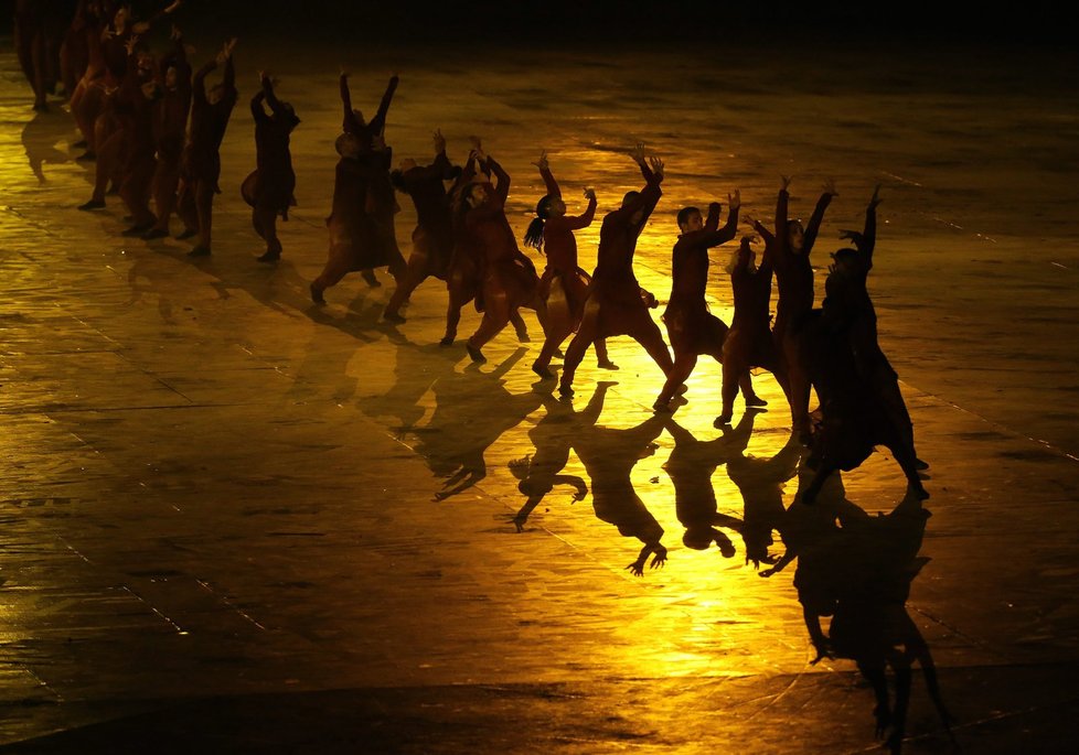 Momentka z tanečního vystoupení během slavnostního ceremoniálu LOH 2012