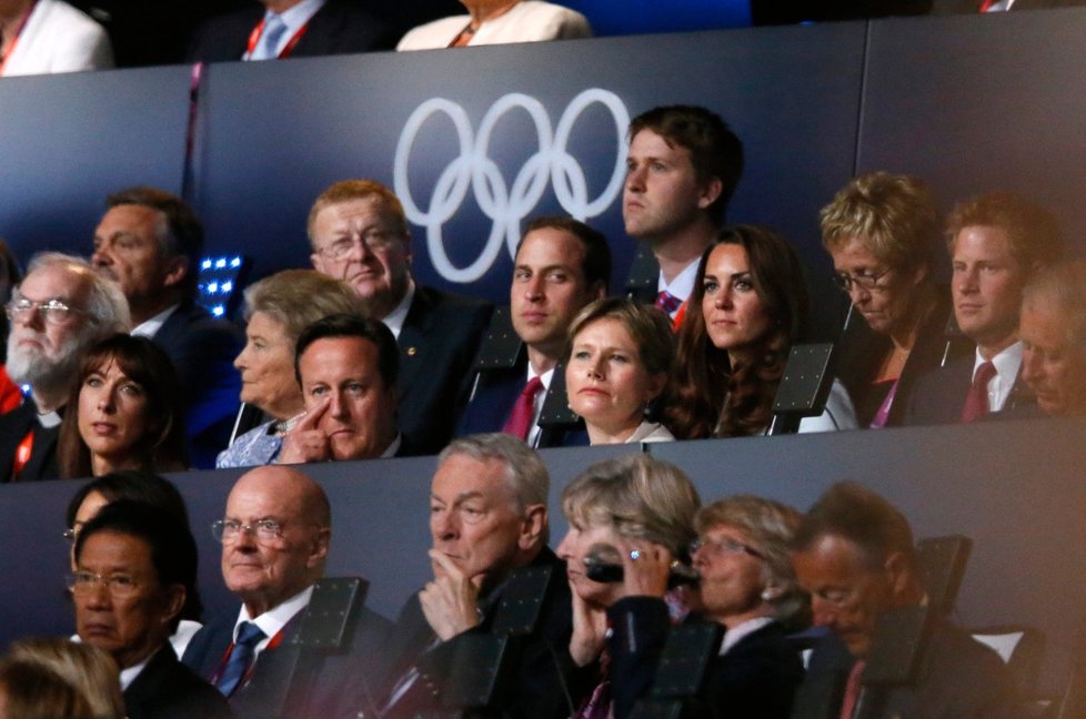 Členové královské rodiny William, Kate a Harry sledují slavnostní zahájení letní olympiády