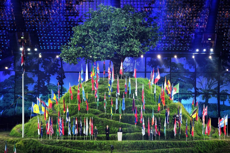 Uprostřed olympijského stadionu vyrostl improvizovaný parčík s vlajkami účastníků letní olympiády