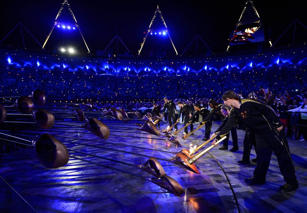 Olympijský oheň tentokrát nezapálila jedna osoba, ale společně mladé naděje britského sportu