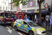 V Londýně evakuovali stanici metra. Začal se z ní valit černý dým