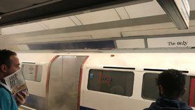Londýnské metro bylo evakuováno kvůli požáru.