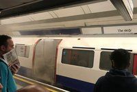 Panika v londýnském metru: Kouř se valil z vagónů, lidé utíkali před požárem
