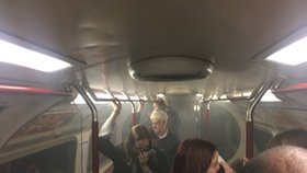 Londýnské metro bylo evakuováno kvůli požáru.