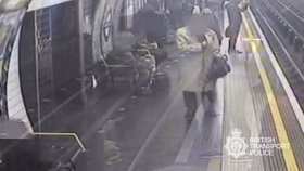 Muž shodil 91letého seniora do kolejiště metra.