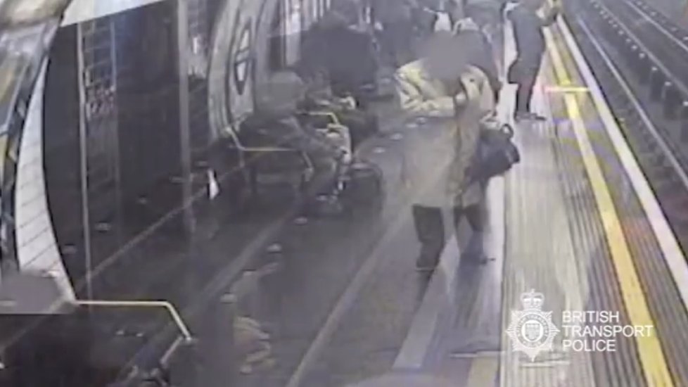 Muž shodil 91letého seniora do kolejiště metra.